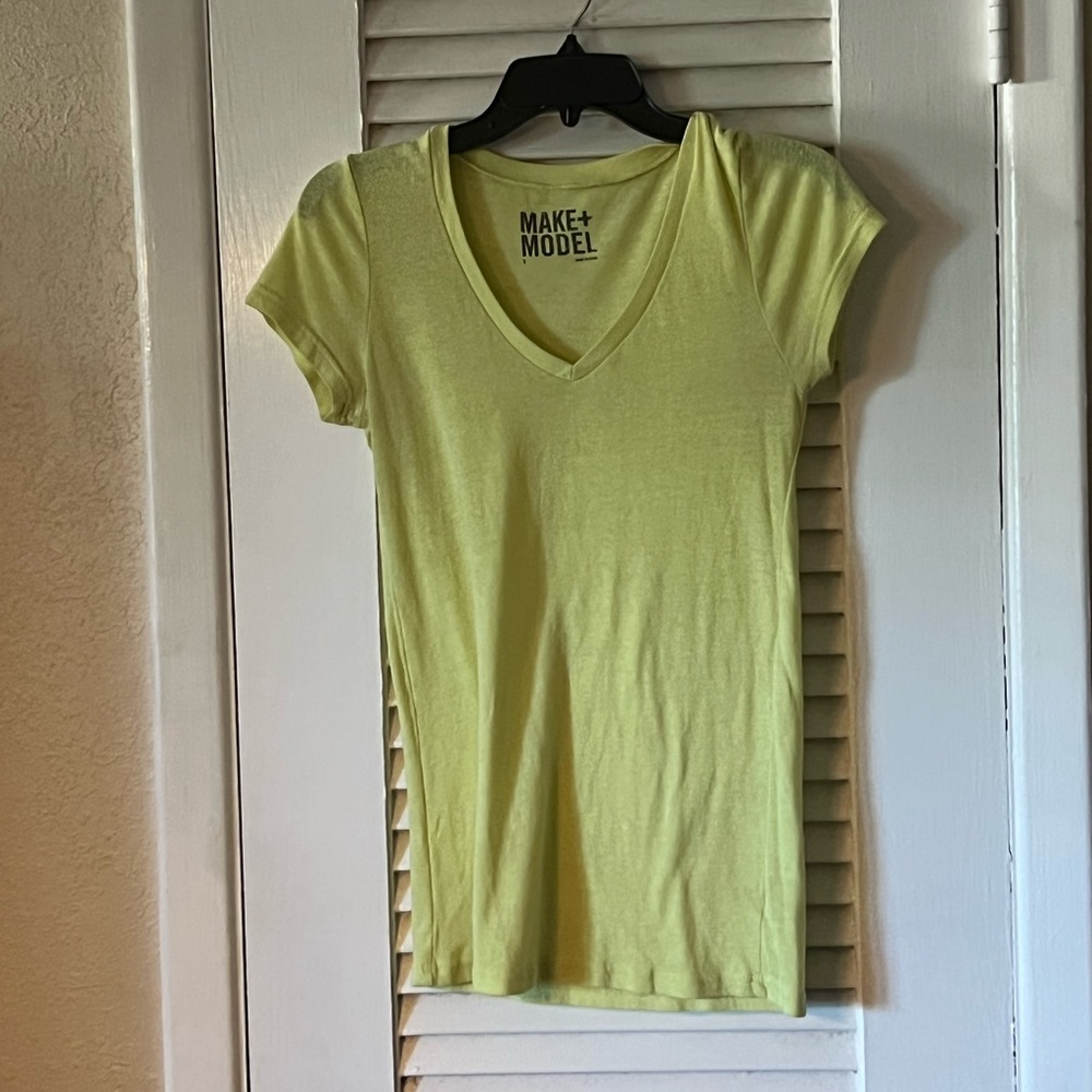 🤩 $5 SALE! 🤩 Make + Model v neck tee shirt